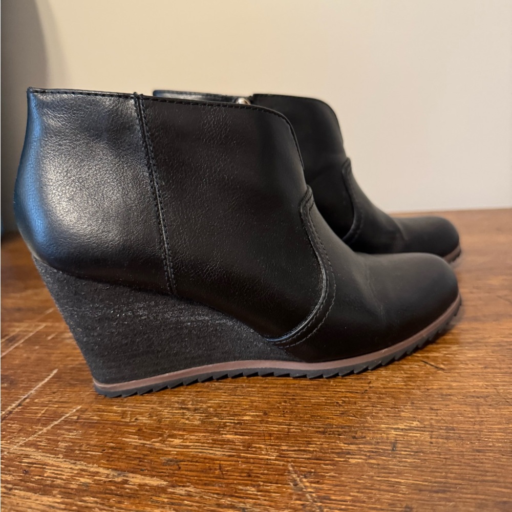 Skechers Dr Scholls Black Wedge Shoes with Sleek Design